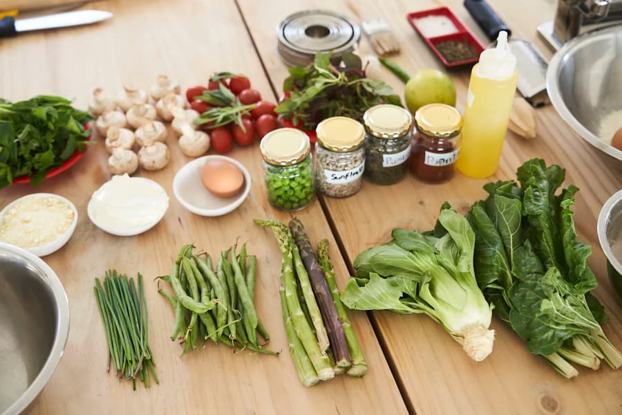Verduras frescas sobre una mesa de madera